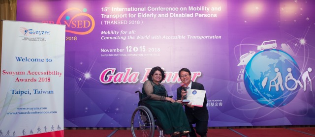 Photo of Mr. Wu Yu-Chiu, Section Chief of Transportation Management Section, Tainan City Government, Taiwan, receiving Svayam Accessibility Award 2018 from Svayam Founder Ms. Sminu Jindal at Taipei on 14 Nov. 2018 on the sidelines of 15th International Conference on Mobility and Transport for Elderly and Disabled Persons (TRANSED2018)