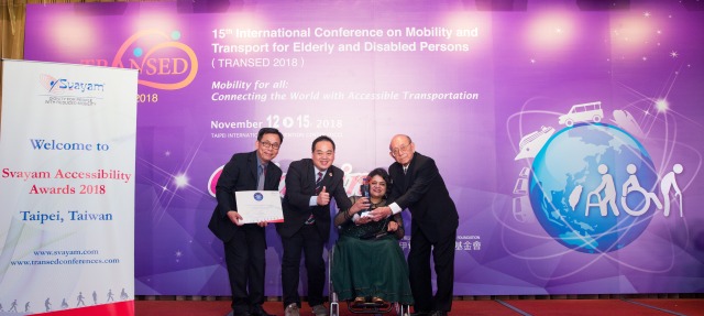 Photo of Prof. Dr. Chong Wey Lin, Founder and CEO, OurCityLove Social Enterprise Co., Ltd., Taiwan receiving Svayam Accessibility Award 2018 from Svayam Founder Ms. Sminu Jindal at Taipei on 14 Nov 2018 on the sidelines of 15th International Conference on Mobility and Transport for Elderly and Disabled Persons (TRANSED2018)