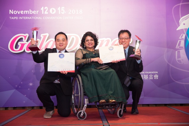 Photo of Mr. Vincent Tsao, Vice President Luxgen Motor Co. Ltd, Yulon Group & Prof. Dr. Chong Wey Lin, Founder and CEO, OurCityLove Social Enterprise Co. Ltd., Taiwan receiving Svayam Accessibility Award 2018 from Svayam Founder Ms. Sminu Jindal at Taipei on 14 Nov 2018 on the sidelines of 15th International Conference on Mobility and Transport for Elderly and Disabled Persons (TRANSED2018)