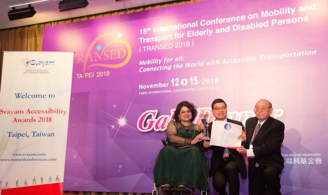 Photo of Dr. Chi-Kuo Lin, Director General, Institute of Transportation, MOTC, Taiwan, receiving Svayam Accessibility Award 2018 from Svayam Founder Ms. Sminu Jindal & Mr. Patrick Yey, Hony. Chairman, TRANSED2018, at Taipei on 14 Nov 2018 on the sidelines of 15th International Conference on Mobility and Transport for Elderly and Disabled Persons (TRANSED2018)